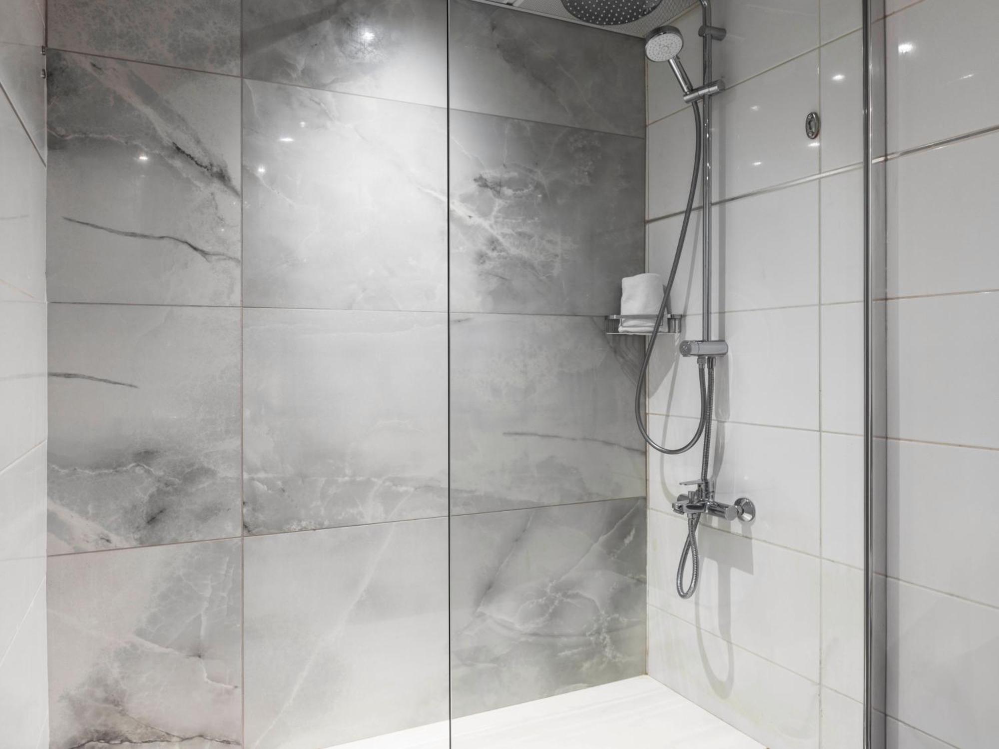 Chambre Double ou Lits Jumeaux - Vue sur Piscine